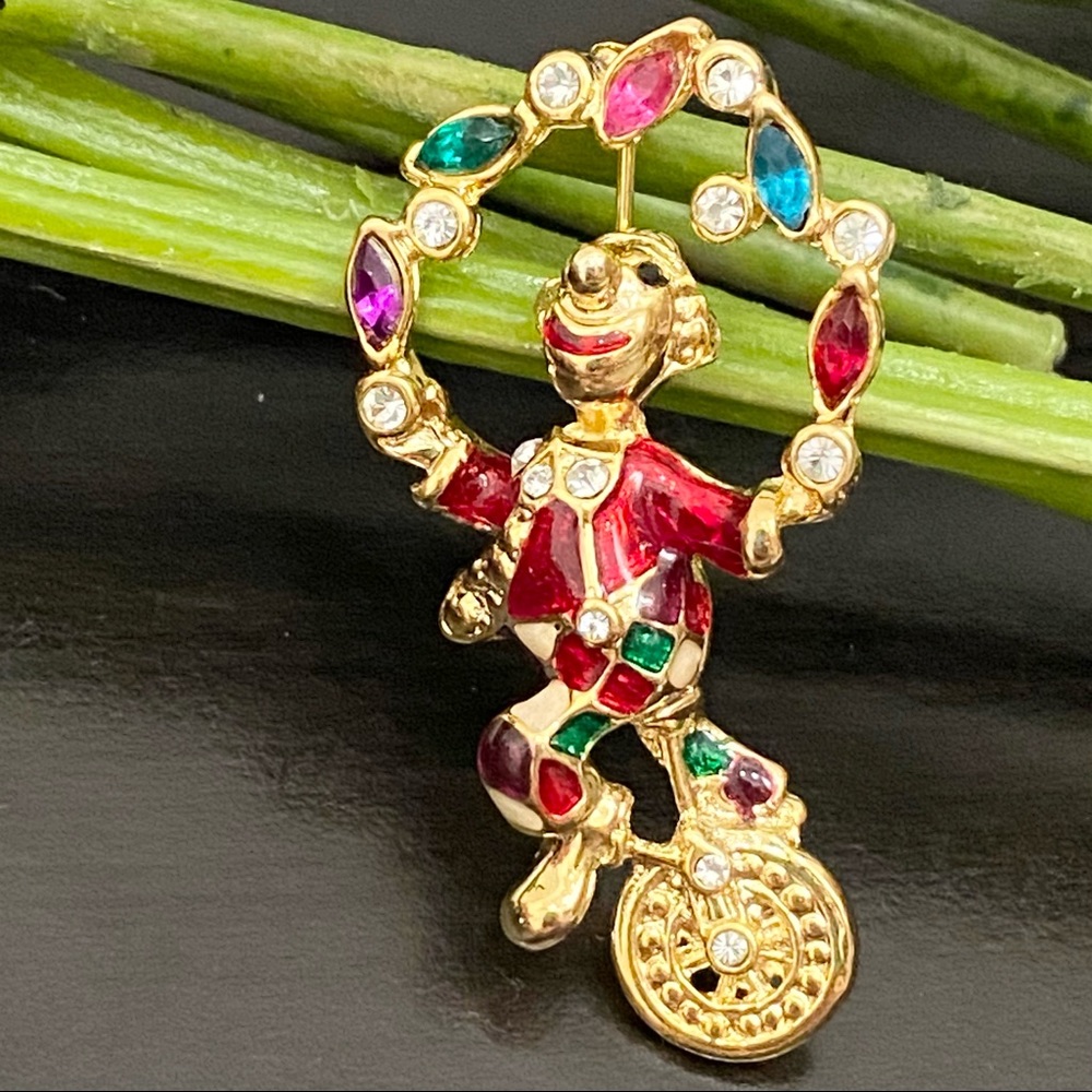Vintage Unsigned Gold-tone Juggling Clown Rhinestones Brooch New (Old Stock)